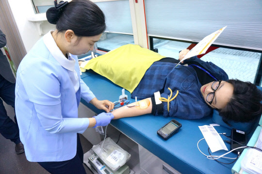 안랩이 오는 15일 창립 기념일을 맞아 판교 사옥에서 헌혈 봉사 활동을 진행했다. 이날 모인 헌혈 증서는 한국백혈병어린이재단에 전달된다. 안랩 제공